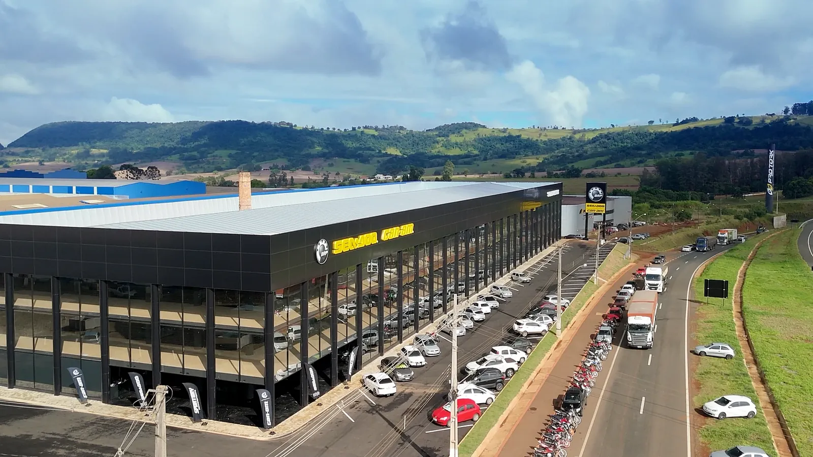 Fachada da Sportbay Powersports, com as marcas Sea-Doo e Can-Am