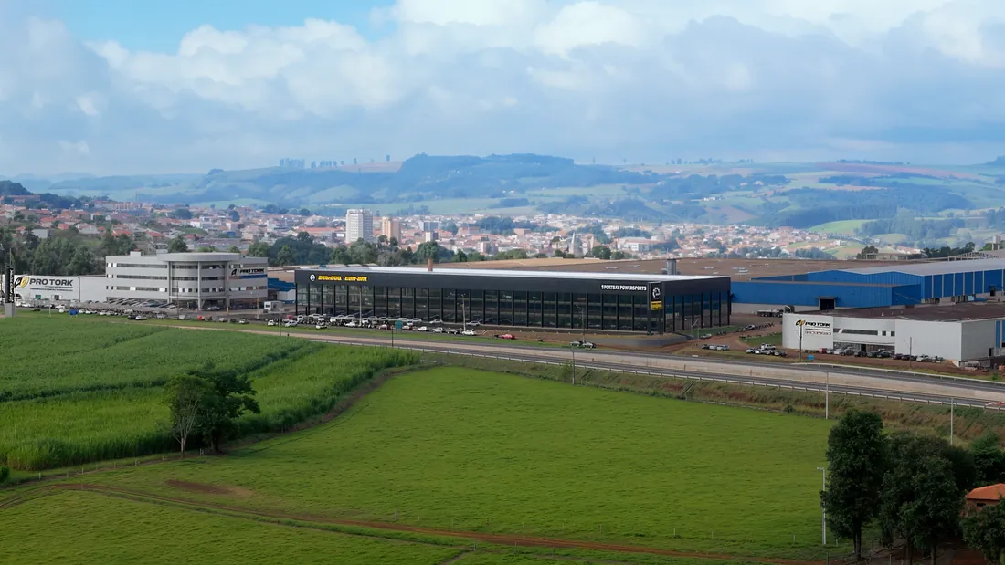 Vista aérea da concessionária com a cidade ao fundo